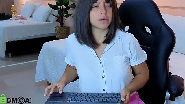 Snapshot of ROSE__15 chatting on January 14, 2026, 11:49 am ROSE 15 online show from January 14, 2026, 11:49 am