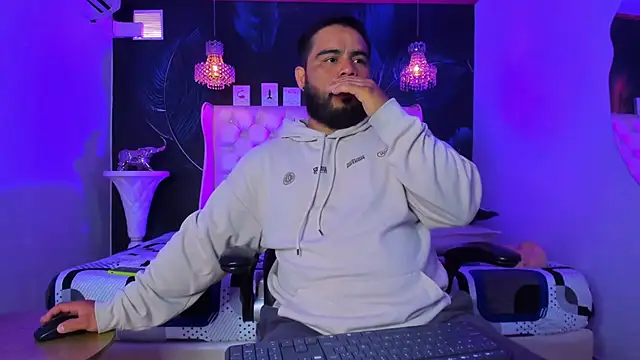 Snapshot of MichaelBear_ chatting on October 4, 2025, 1:42 pm MichaelBear  online show from October 4, 2025, 1:42 pm