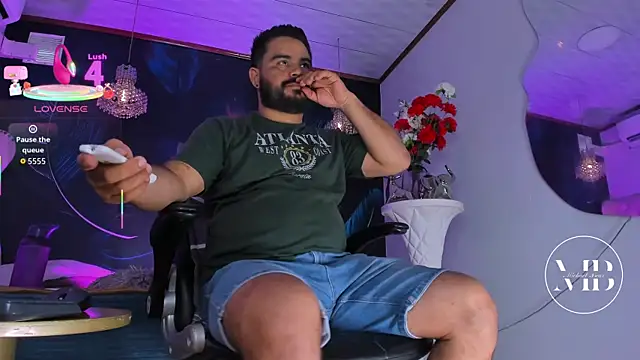 Snapshot of MichaelBear_ chatting on October 23, 2025, 1:43 pm MichaelBear  online show from October 23, 2025, 1:43 pm