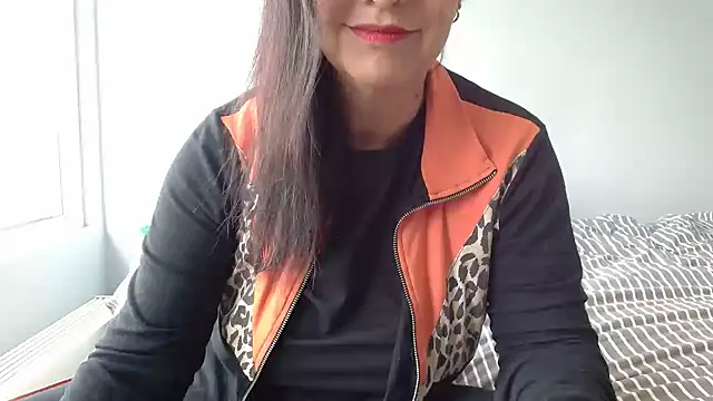 Linda1975 online show from June 15, 2026, 12:07 pm
