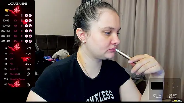 Snapshot of AlanaBrox chatting on November 5, 2025, 1:33 pm AlanaBrox online show from November 5, 2025, 1:33 pm