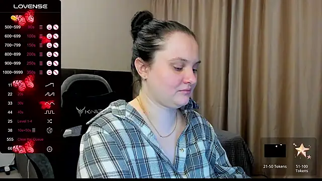 Snapshot of AlanaBrox chatting on November 17, 2025, 11:43 pm AlanaBrox online show from November 17, 2025, 11:43 pm