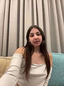 DoriDeluxe66 online show from January 13, 2025, 1:39 pm