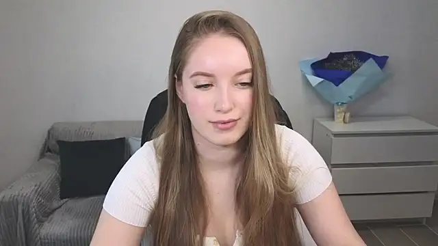 Snapshot of EvaMaddison chatting on December 18, 2024, 5:37 am EvaMaddison online show from December 18, 2024, 5:37 am