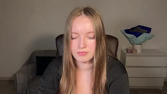 EvaMaddison online show from April 22, 2026, 8:32 pm