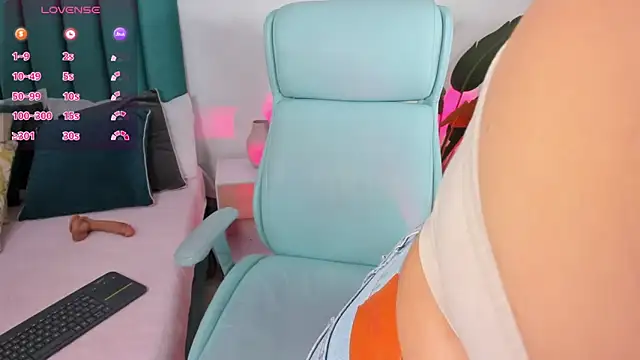 amy-thomson1 online show from November 3, 2025, 12:17 pm