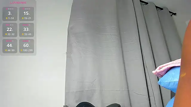 Snapshot of caroline_tovar chatting on April 4, 2026, 4:55 am caroline tovar online show from April 4, 2026, 4:55 am