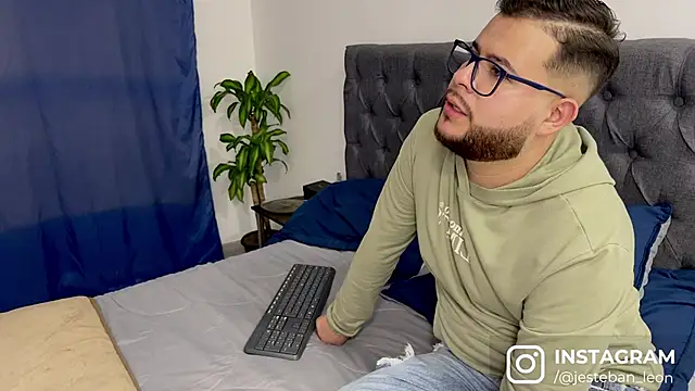 RoyBaker  online show from March 23, 2025, 2:48 am