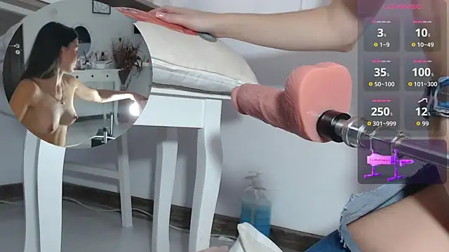 Snapshot of Yuumiii chatting on November 17, 2025, 11:49 am Yuumiii online show from November 17, 2025, 11:49 am