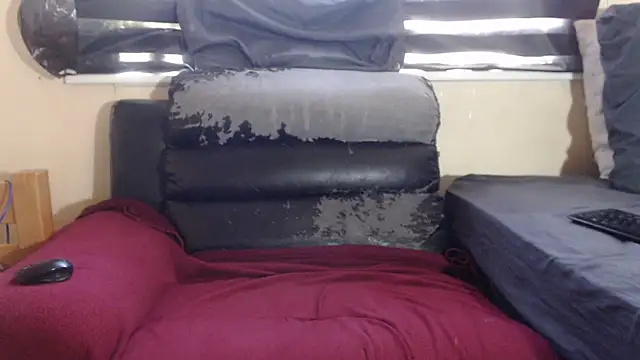 Snapshot of Sweetslender chatting on October 7, 2025, 5:15 am Sweetslender online show from October 7, 2025, 5:15 am