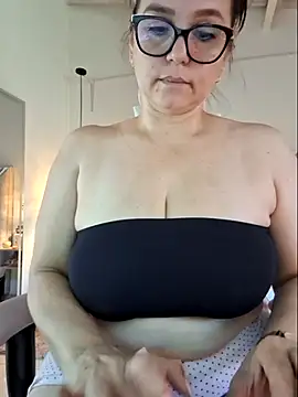 Snapshot of MariaPau_83 chatting on October 19, 2025, 3:01 pm MariaPau 83 online show from October 19, 2025, 3:01 pm