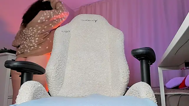 EmilyAden online show from December 1, 2025, 6:02 pm