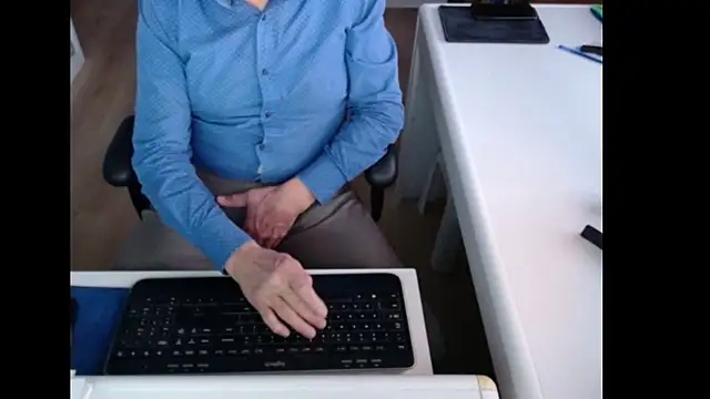 dutchpornking online show from November 27, 2025, 7:54 am