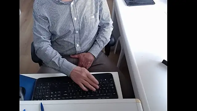 dutchpornking online show from May 7, 2026, 7:03 am