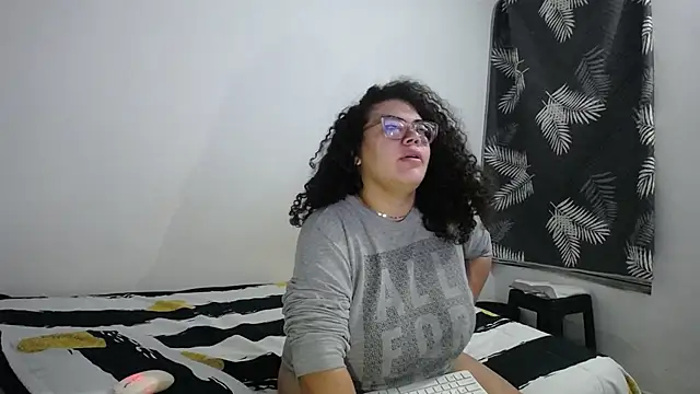 mabigomez00 online show from May 15, 2026, 9:16 am