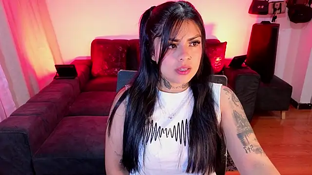 Catalinaa martinez online show from December 18, 2025, 9:43 pm