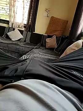 MayurKapoor143 online show from February 7, 2025, 10:08 am