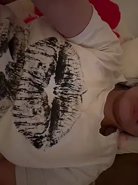 Prettylilgirll online show from April 15, 2026, 1:40 pm