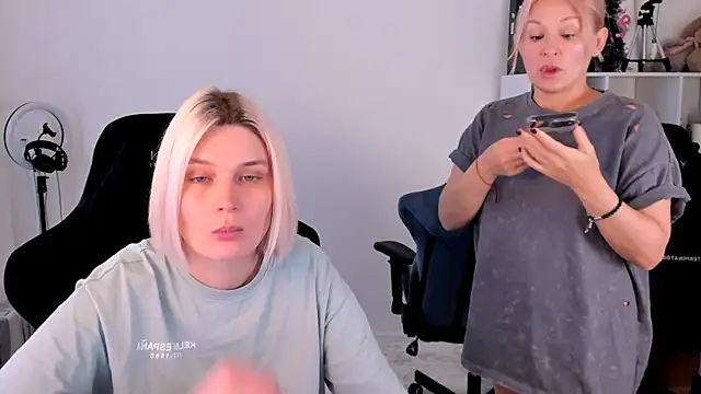 Snapshot of hotblonds chatting on November 17, 2025, 10:10 am hotblonds online show from November 17, 2025, 10:10 am