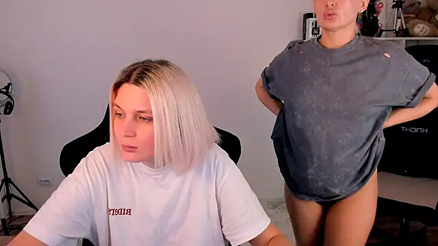 Snapshot of hotblonds chatting on December 21, 2025, 11:06 am hotblonds online show from December 21, 2025, 11:06 am