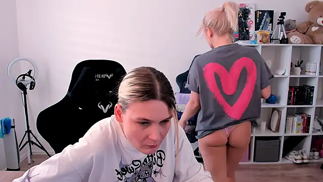 Snapshot of hotblonds chatting on February 6, 2026, 11:46 am hotblonds online show from February 6, 2026, 11:46 am