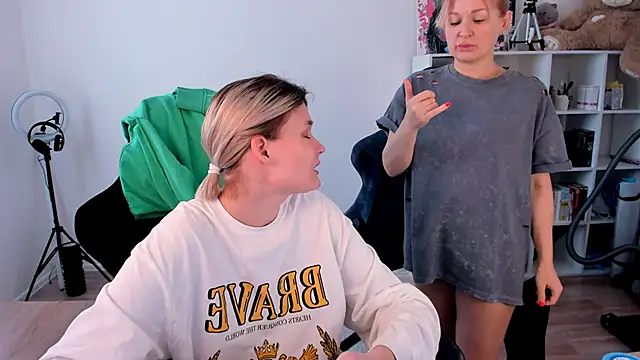 Snapshot of hotblonds chatting on February 19, 2026, 11:50 am hotblonds online show from February 19, 2026, 11:50 am