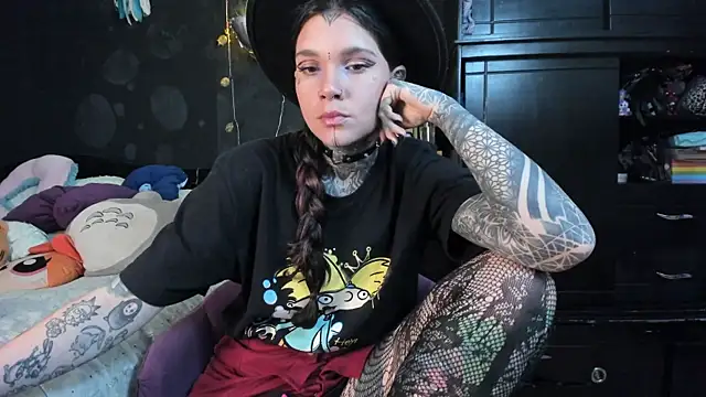 Lilmarieee online show from November 19, 2025, 9:37 pm