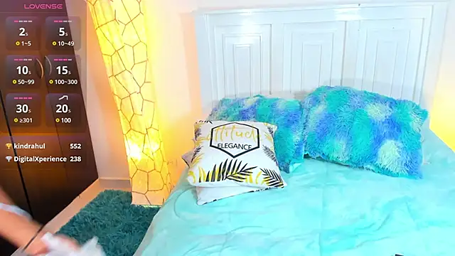 SarahCinnamon- online show from December 4, 2024, 11:57 pm