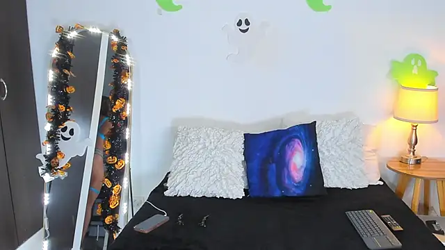 Snapshot of SarahCinnamon- chatting on October 27, 2025, 8:13 pm SarahCinnamon- online show from October 27, 2025, 8:13 pm