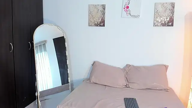 SarahCinnamon- online show from February 17, 2026, 7:20 pm