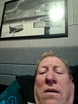 tomtom111111 online show from October 3, 2025, 2:03 pm