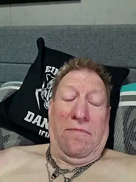 tomtom111111 online show from April 3, 2026, 2:04 pm