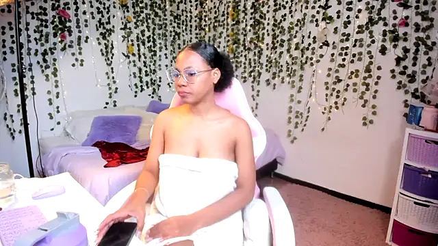 Snapshot of violeta_milleer chatting on September 24, 2025, 3:37 pm violeta milleer online show from September 24, 2025, 3:37 pm