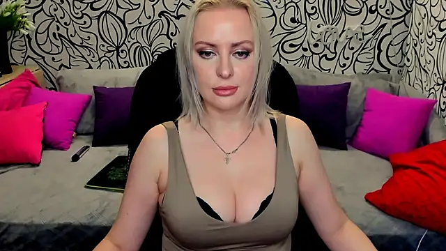 Hotdreamhere online show from December 6, 2024, 2:49 pm