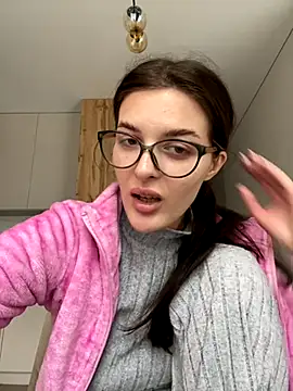 little belucci online show from October 4, 2025, 9:07 am