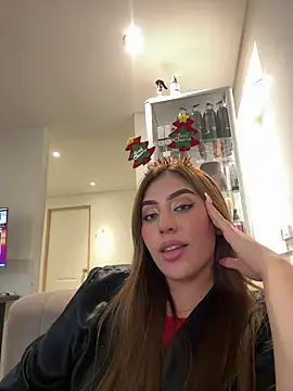 Snapshot of MaddyyLennon chatting on December 16, 2024, 5:33 pm MaddyyLennon online show from December 16, 2024, 5:33 pm