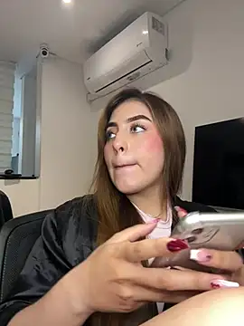 Snapshot of MaddyyLennon chatting on January 7, 2025, 4:59 pm MaddyyLennon online show from January 7, 2025, 4:59 pm