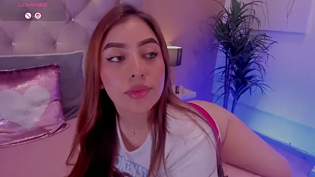 Snapshot of MaddyyLennon chatting on February 18, 2025, 5:21 pm MaddyyLennon online show from February 18, 2025, 5:21 pm