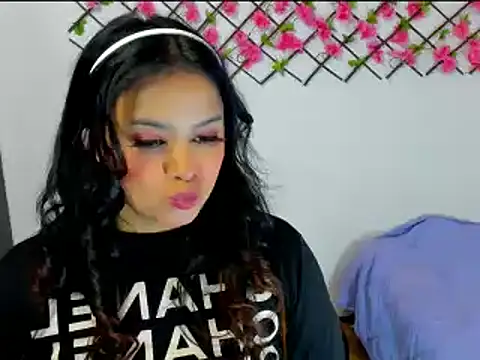 Zoelove222 online show from December 10, 2024, 9:43 pm