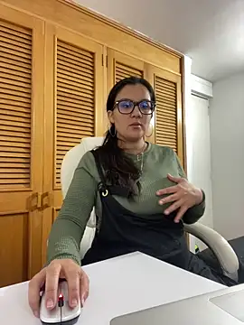 Snapshot of SWEETLILY18 chatting on October 1, 2025, 9:54 pm SWEETLILY18 online show from October 1, 2025, 9:54 pm