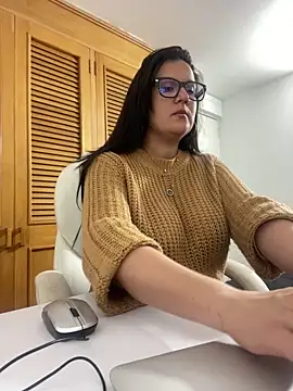 Snapshot of SWEETLILY18 chatting on October 3, 2025, 10:18 pm SWEETLILY18 online show from October 3, 2025, 10:18 pm