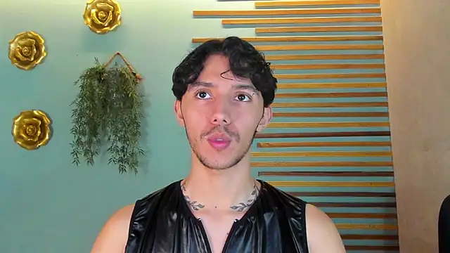 Snapshot of 2tommy_greg chatting on October 15, 2025, 7:25 pm 2tommy greg online show from October 15, 2025, 7:25 pm