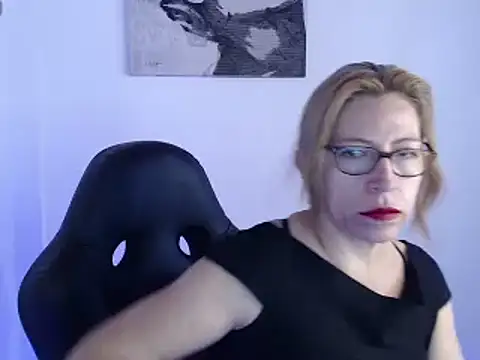Chayla Ruiz online show from December 10, 2024, 1:11 pm