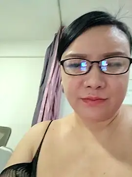 LILYsweetfcup online show from May 5, 2026, 12:02 pm