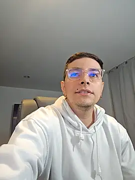 Snapshot of Jhoan_saenz chatting on October 4, 2025, 4:32 am Jhoan saenz online show from October 4, 2025, 4:32 am