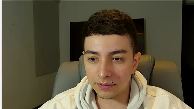 Snapshot of Jhoan_saenz chatting on October 6, 2025, 5:16 am Jhoan saenz online show from October 6, 2025, 5:16 am