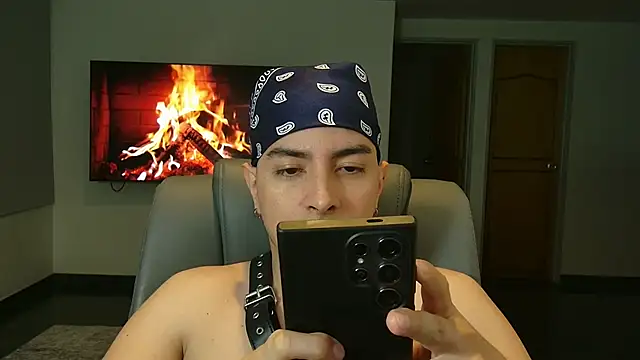 Snapshot of Jhoan_saenz chatting on October 16, 2025, 12:55 am Jhoan saenz online show from October 16, 2025, 12:55 am