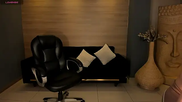 Snapshot of MaryLewis_ chatting on June 26, 2026, 12:20 pm MaryLewis online show from June 26, 2026, 12:20 pm
