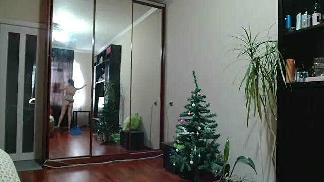 KiraGoldens online show from January 19, 2026, 7:45 am