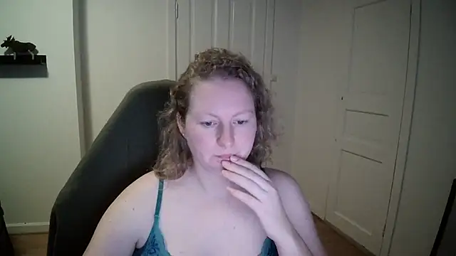 Girlnina-1995 online show from December 3, 2024, 1:21 pm